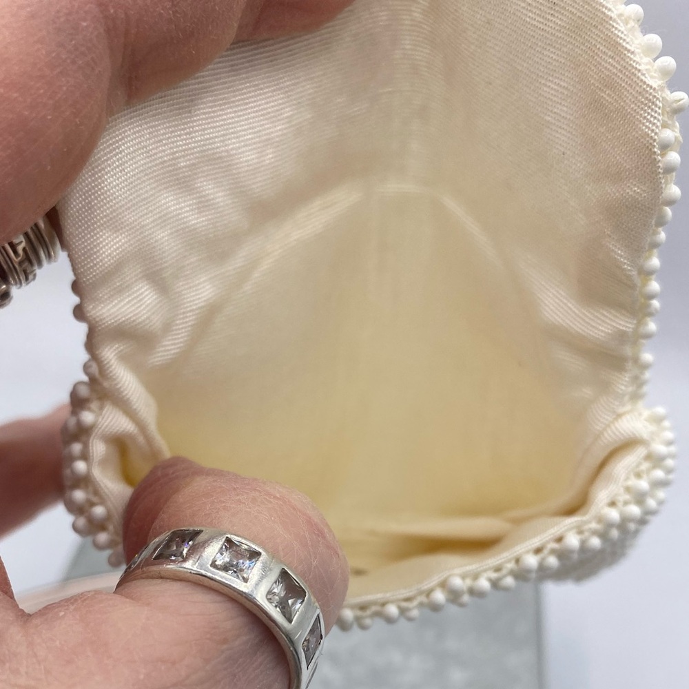 Vintage 1960s Lumared Petite Bead White Beaded Snap Lock Pouch With Mirror - Picture 5 of 10